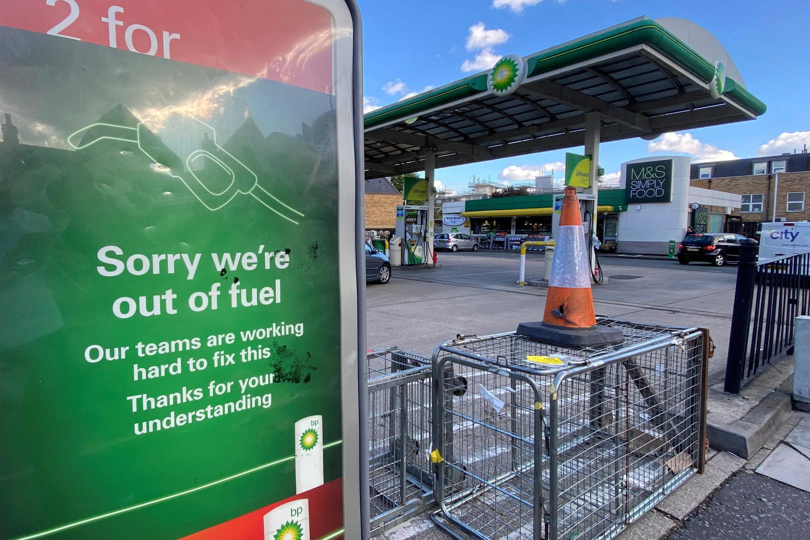 Eine Tankstelle in London hat kein Benzin mehr: In Großbritannien fehlen Schätzungen zufolge rund 100.000 Lkw-Fahrer.