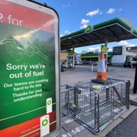 Eine Tankstelle in London hat kein Benzin mehr: In Großbritannien fehlen Schätzungen zufolge rund 100.000 Lkw-Fahrer.
