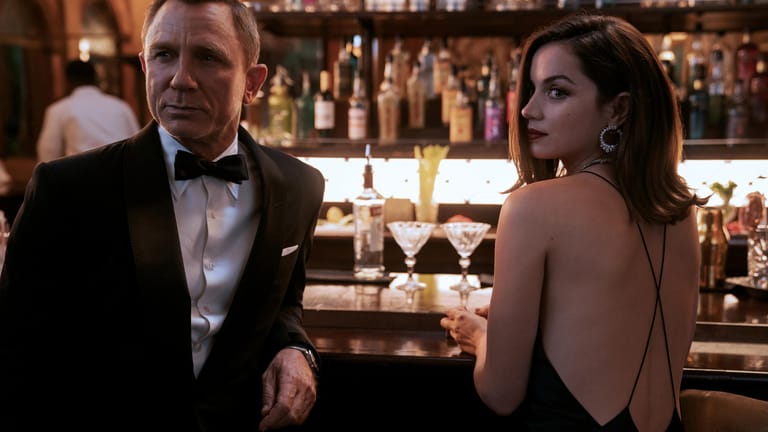 Daniel Craig mit seiner Filmpartnerin Ana de Armas im neuen 007-Streifen.