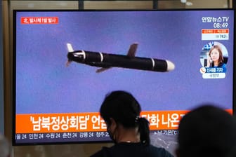 Menschen in Seoul folgen einem Nachrichtenbericht: Nordkorea soll mindestens ein Geschoss ins Meer abgefeuert haben.