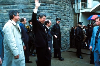 Ex-Präsident Ronald Reagan kurz vor dem Attentat (Archivbild): Reagan, sein Sprecher und zwei Sicherheitsbeamte waren bei dem Anschlag teils schwer verletzt worden.