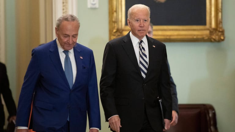 Joe Biden und Chuck Schumer im Kapitol in Washington (Archivbild): Der US-Präsident kämpft darum, zwei zentrale Vorhaben seiner Amtszeit im Kongress durchzusetzen.