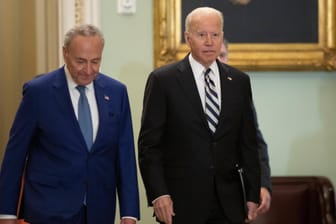 Joe Biden und Chuck Schumer im Kapitol in Washington (Archivbild): Der US-Präsident kämpft darum, zwei zentrale Vorhaben seiner Amtszeit im Kongress durchzusetzen.
