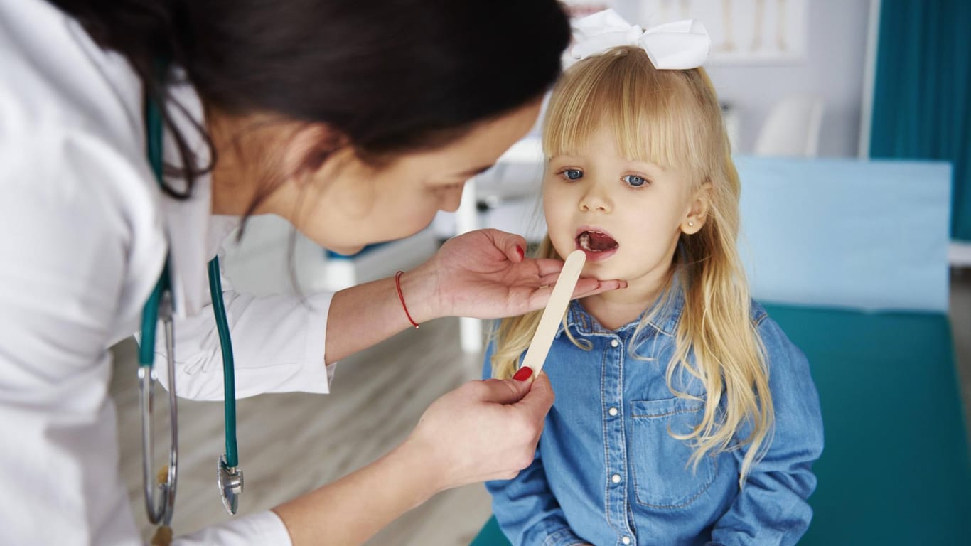 Kinderärztin untersucht Kind: Der Gesetzgeber solle darüber nachdenken, eine Impfpflicht für bestimmte Berufsgruppen einzuführen.