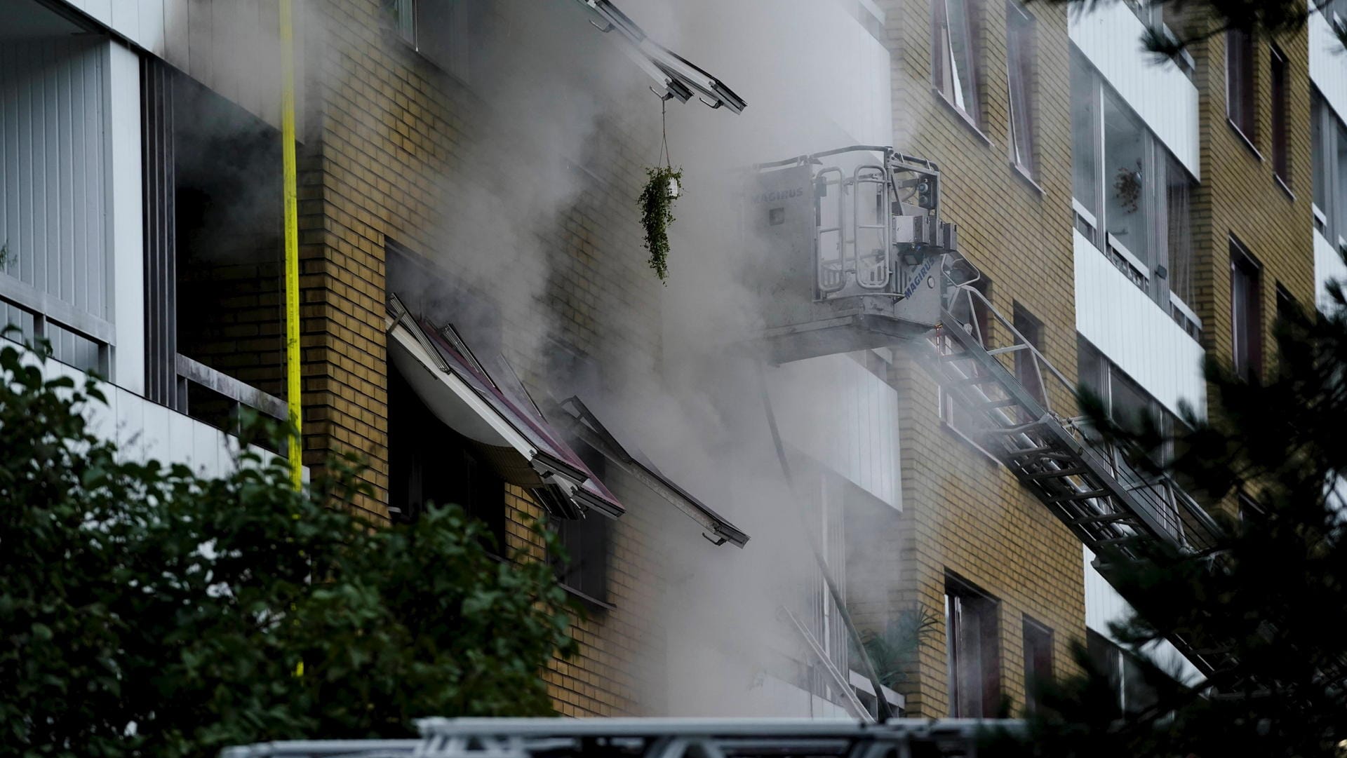 Aus dem Mehrfamilienhaus drängt dichter Rauch: Was die Explosion im Göteborger Stadtteil Annedal auslöste, ist bisher unklar. Aus dem Mehrfamilienhaus drängt dichter Rauch: Was die Explosion im Göteborger Stadtteil Annedal auslöste, ist bisher unklar.