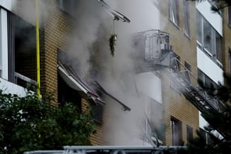 Aus dem Mehrfamilienhaus drängt dichter Rauch: Was die Explosion im Göteborger Stadtteil Annedal auslöste, ist bisher unklar.