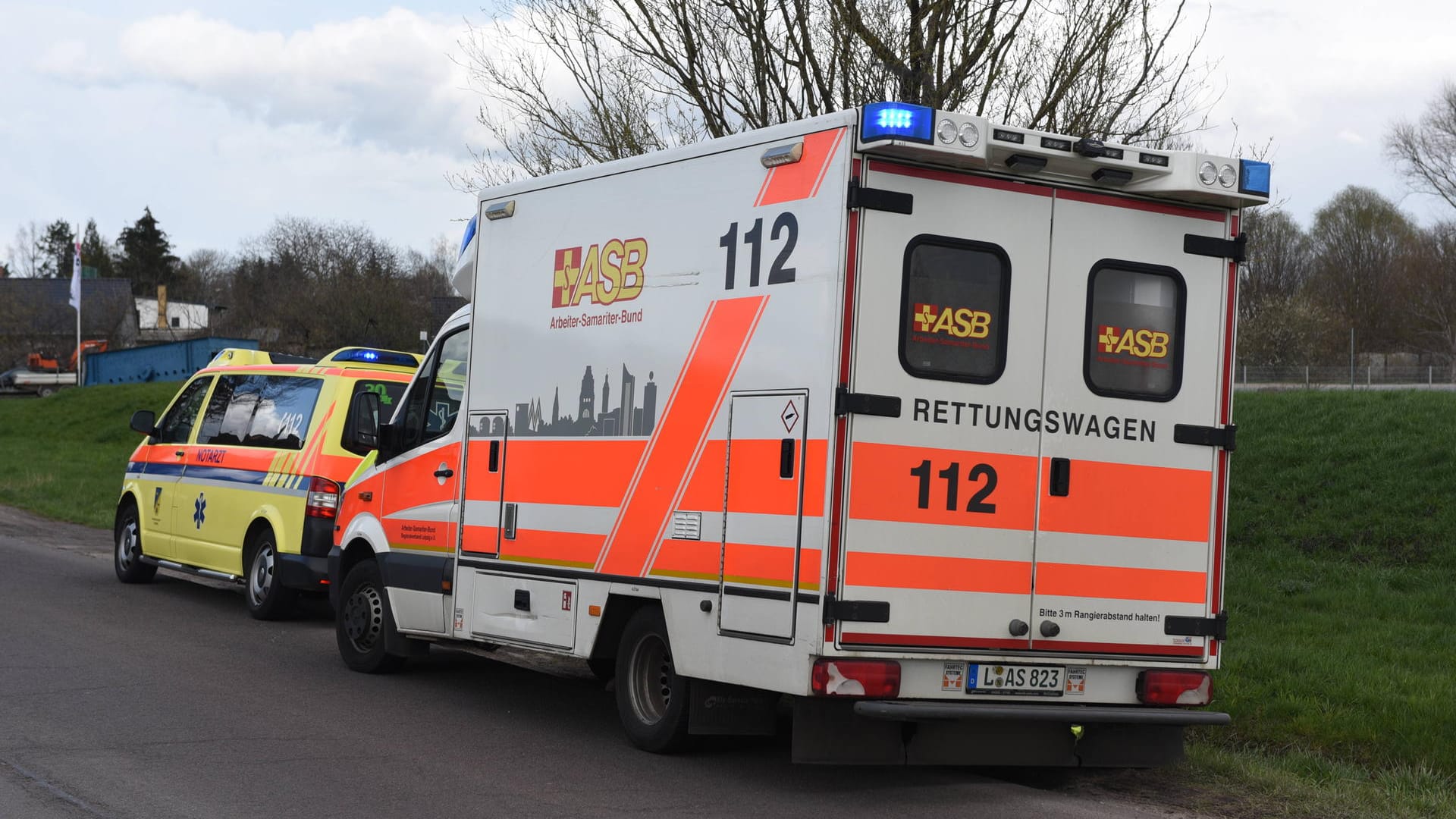 Zwei Wägen des Rettungsdiensts im Einsatz (Symbolbild): Am Stannebeinplatz in Leipzig hat es bei einer Kollision mit einem Linienbus teils schwer Verletzte gegeben. Zwei Wägen des Rettungsdiensts im Einsatz (Symbolbild): Am Stannebeinplatz in Leipzig hat es bei einer Kollision mit einem Linienbus teils schwer Verletzte gegeben.