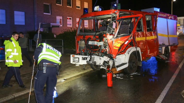 Polizisten sichern vor dem verunfallten Feuerwehrauto Spuren: Neun Menschen, darunter sieben Feuerwehrleute, sind teils schwer verletzt worden.