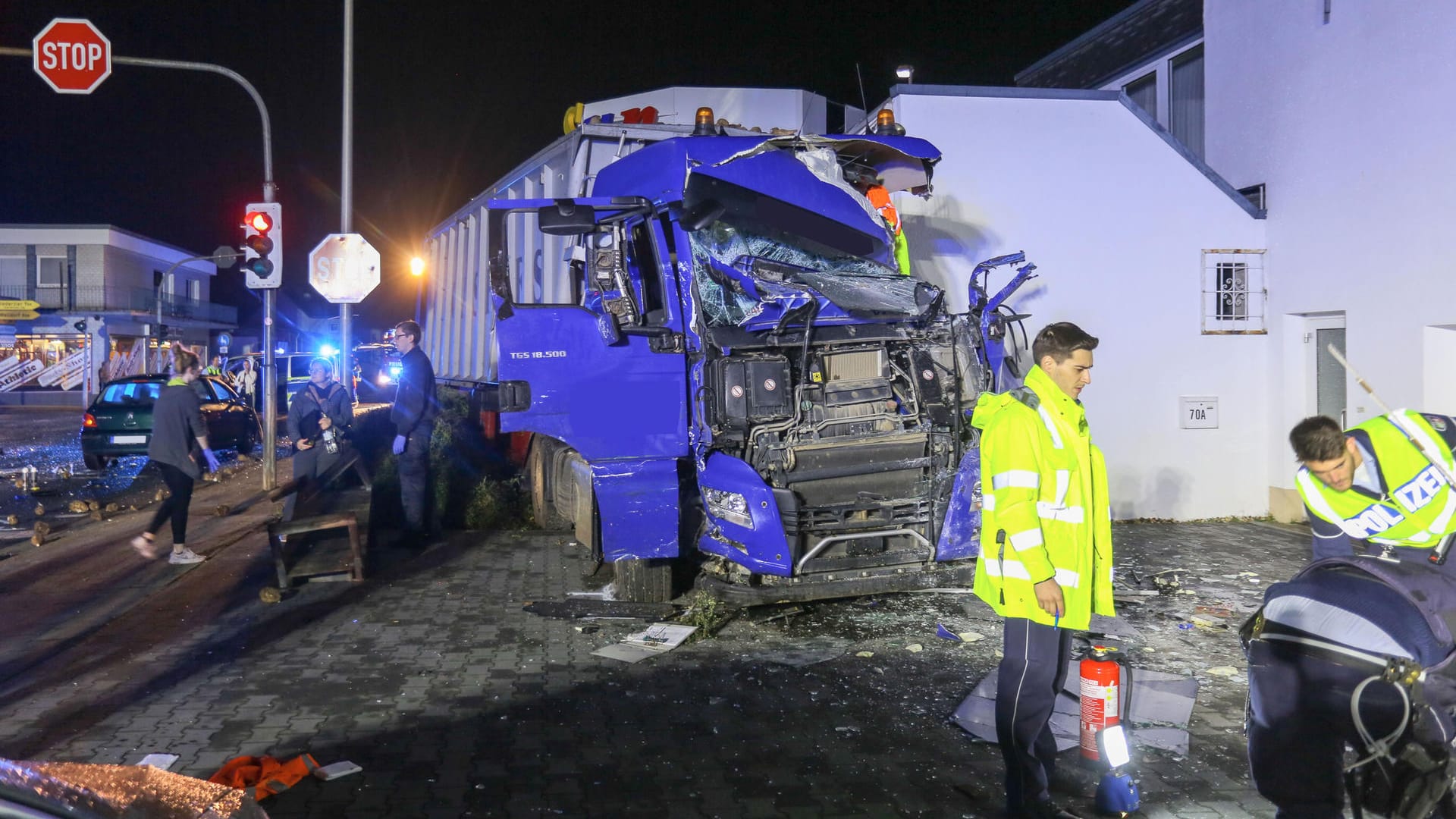 Auch vor dem Sattelschlepper sichert die Polizei Spuren: Er hatte Zuckerrüben transportiert, als er von einem Feuerwehrauto angefahren wurde.