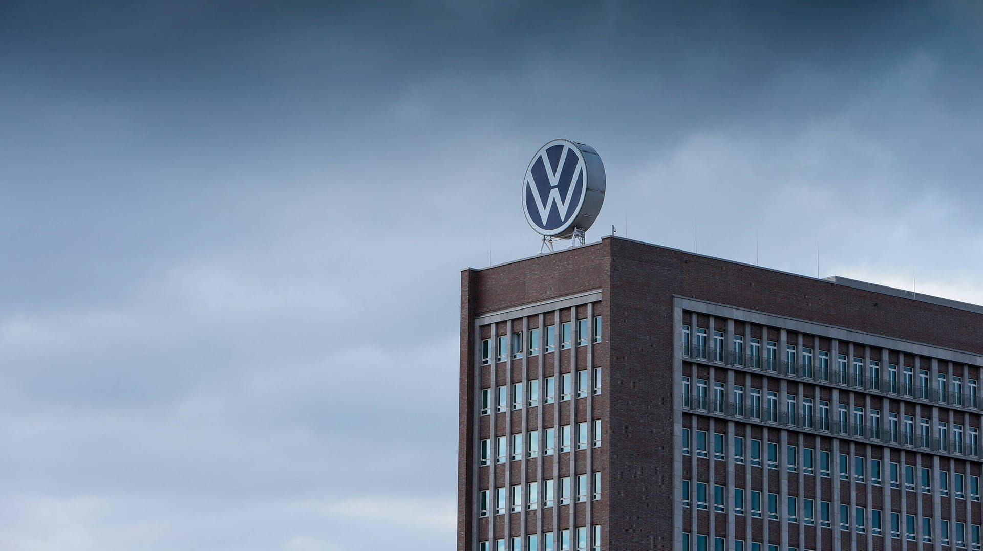 Konzernzentrale von VW in Wolfsburg (Symbolfoto): Im Prozess gegen drei frühere und einen amtierenden Personalmanager wurde am Dienstagvormittag das Urteil verkündet.