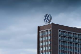 Konzernzentrale von VW in Wolfsburg (Symbolfoto): Im Prozess gegen drei frühere und einen amtierenden Personalmanager wurde am Dienstagvormittag das Urteil verkündet.