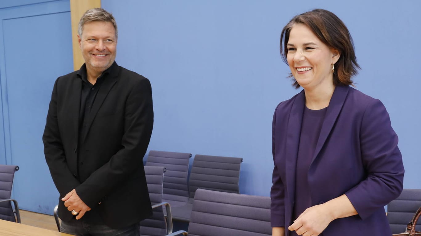 Robert Habeck und Annalena Baerbock am Tag nach der Bundestagswahl in Berlin: Die Grünen-Parteivorsitzenden erklärten bei einer Pressekonferenz, dass "alle weiteren Fragen ebenfalls geklärt" seien.