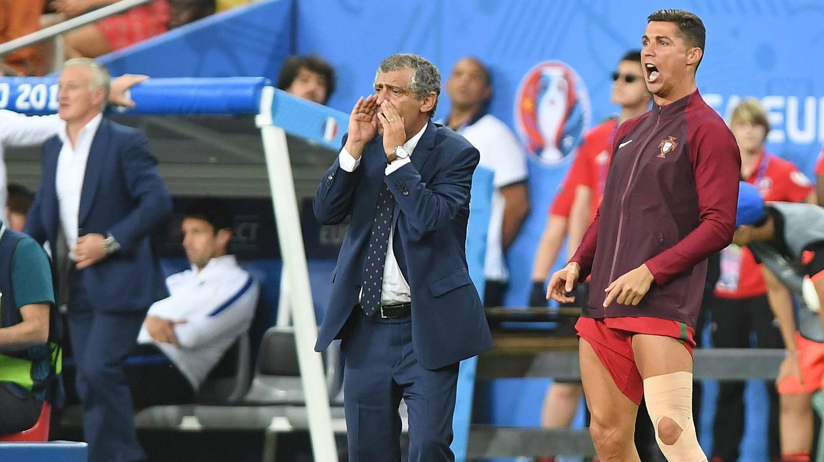 Legendäres Bild: Nach seiner verletzungsbedingten Auswechslung im EM-Finale gegen Frankreich 2016 coachte Superstar Cristiano Ronaldo (r.) an der Seitenlinie neben Trainer Fernando Santos mit. Mit Erfolg: Portugal gewann 1:0 nach Verlängerung.