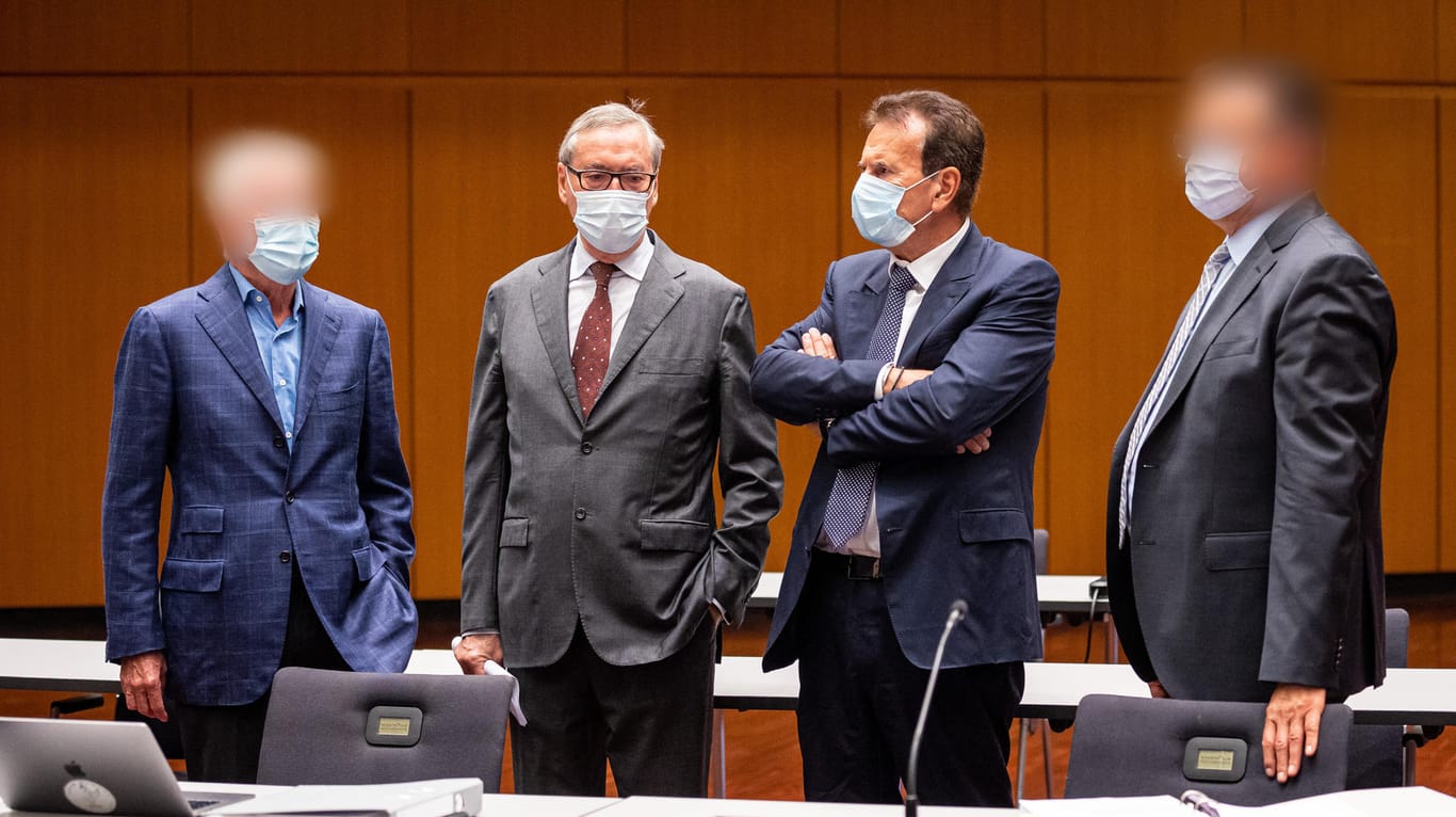 Horst Neumann (2.v.l) und Karlheinz Blessing (2.v.r), ehemalige VW-Konzernpersonalvorstände, stehen mit zwei weiteren Angeklagten kurz vor Prozessauftakt in der Stadthalle Braunschweig zusammen.