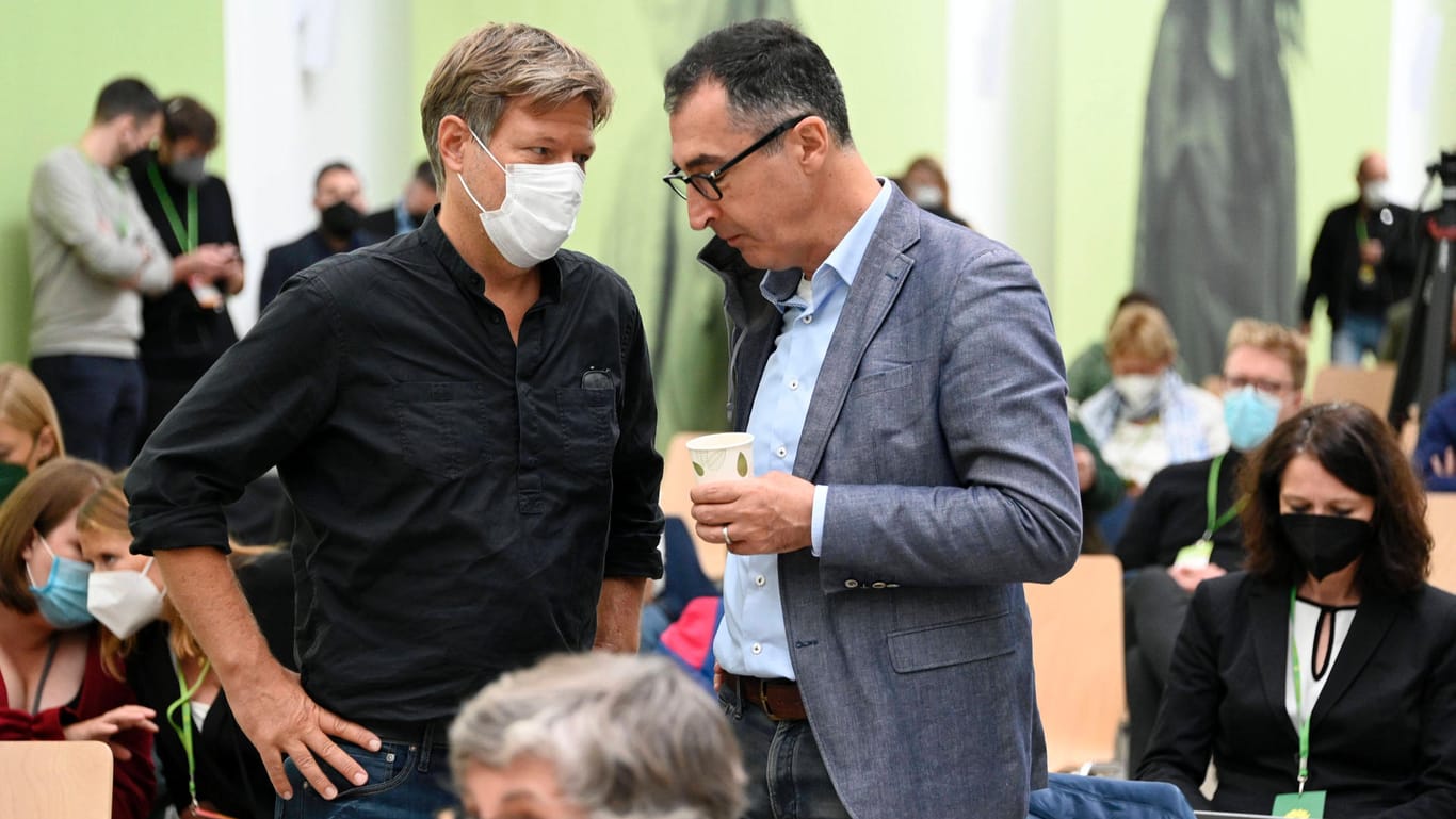 Robert Habeck und Cem Özdemir beim Parteitag vor der Bundestagswahl.