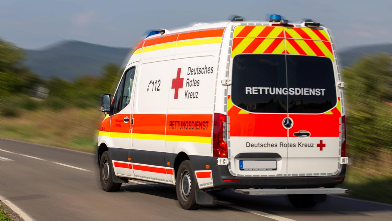 Ein Rettungswagen (Symbolbild): Bei einem Unfall mit einem Schulbus in Nordrhein-Westfalen sind mehrere Kinder verletzt worden.