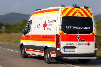 Ein Rettungswagen (Symbolbild): Bei einem Unfall mit einem Schulbus in Nordrhein-Westfalen sind mehrere Kinder verletzt worden.