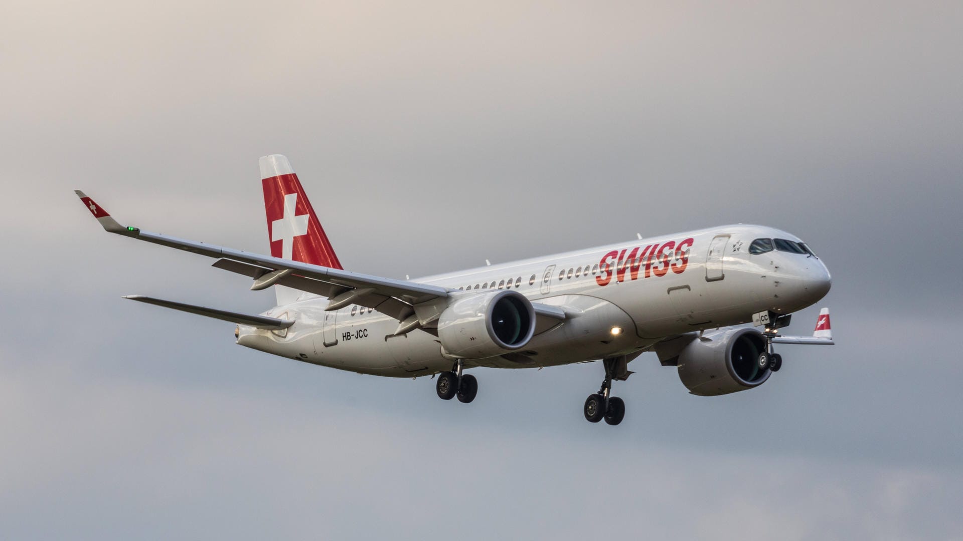 Ein Airbus A220-300 von Swiss International Airlines im Landeanflug (Symbolbild): Die Fluglinie will Flugpersonal kündigen, das sich nicht gegen Corona impfen lassen will.