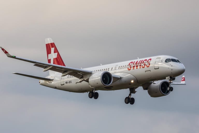 Ein Airbus A220-300 von Swiss International Airlines im Landeanflug (Symbolbild): Die Fluglinie will Flugpersonal kündigen, das sich nicht gegen Corona impfen lassen will.