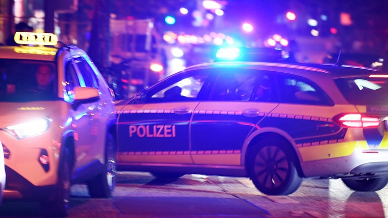 Ein Hamburger Polizeiwagen im Einsatz (Symbolbild): Den Hamburger Beamten ist es in Berlin gelungen, einen mutmaßlich antisemitischen Anschlagstäter zu schnappen.