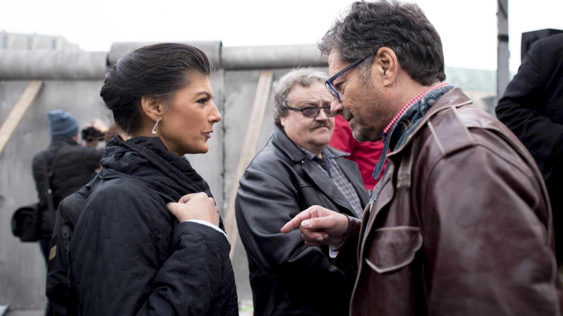 Sahra Wagenknecht mit Dieter Dehm: Der skandalträchtige Linkenabgeordnete hat den Wiedereinzug in den Bundestag verpasst.