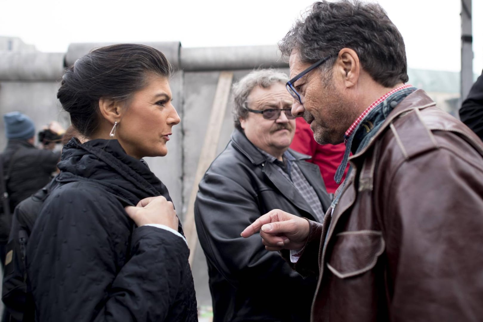 Sahra Wagenknecht mit Dieter Dehm: Der skandalträchtige Linkenabgeordnete hat den Wiedereinzug in den Bundestag verpasst.