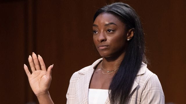 Auch Simone Biles hatte wegen sexuellen Missbrauchs gegen den früheren amerikanischen Teamarzt Larry Nassar geklagt. Auch Simone Biles hatte wegen sexuellen Missbrauchs gegen den früheren amerikanischen Teamarzt Larry Nassar geklagt.