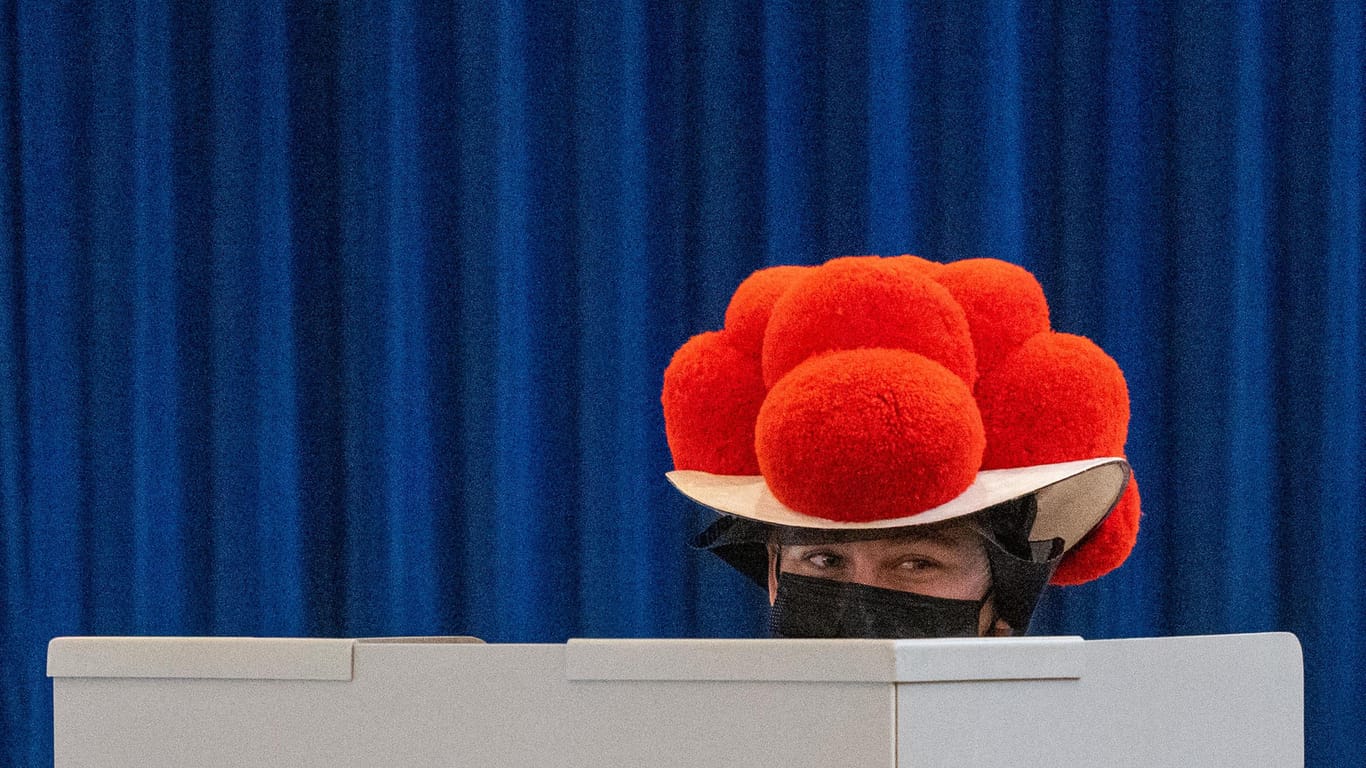 Verhüllt? Aus dem Wahllokal in Gutach sind keine Probelme bekannt für die Wählerin, die in ihrer traditionellen Schwarzwälder Tracht mit rotem Bollenhut zur Stimmabgabe erschien.