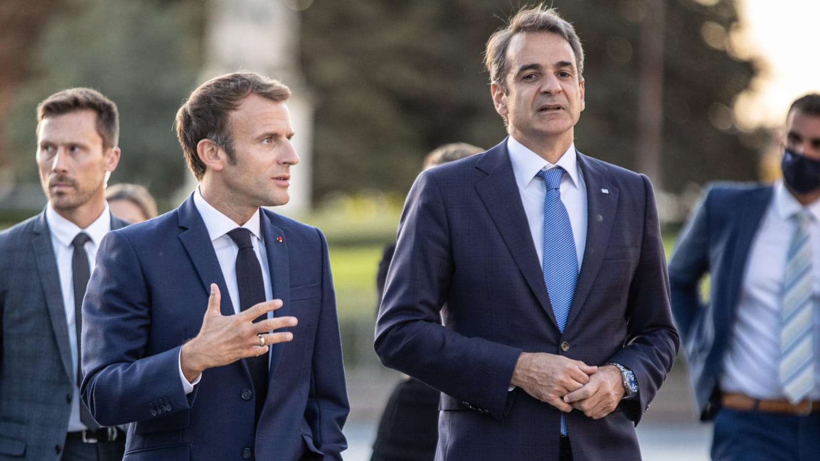 Emmanuel Macron und Kyriakos Mitsotakis: Frankreichs Präsident und der griechische Premierminister machten am Dienstag mit einer Vertragsunterzeichnung den Kriegsschiff-Deal klar. Emmanuel Macron und Kyriakos Mitsotakis: Frankreichs Präsident und der griechische Premierminister machten am Dienstag mit einer Vertragsunterzeichnung den Kriegsschiff-Deal klar.