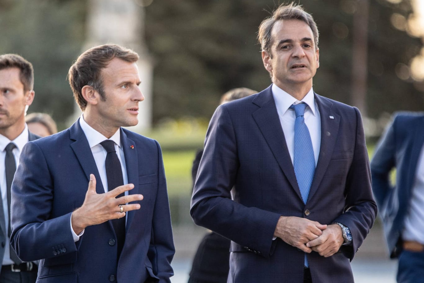 Emmanuel Macron und Kyriakos Mitsotakis: Frankreichs Präsident und der griechische Premierminister machten am Dienstag mit einer Vertragsunterzeichnung den Kriegsschiff-Deal klar.