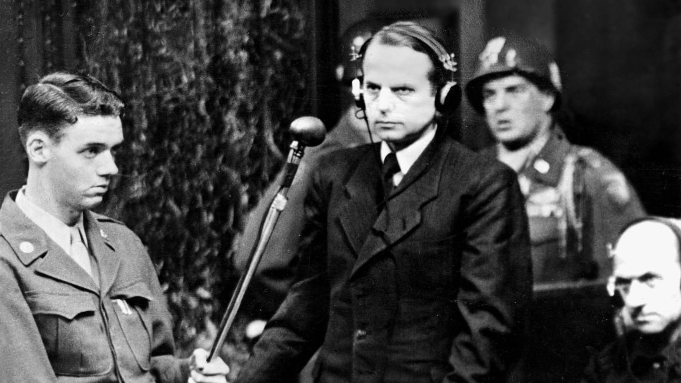 Otto Ohlendorf (mit Mikrofon) vor Gericht: Der SS-Gruppenführer leitete die Einsatzgruppe D, die Zehntausende Juden ermordet hatte.