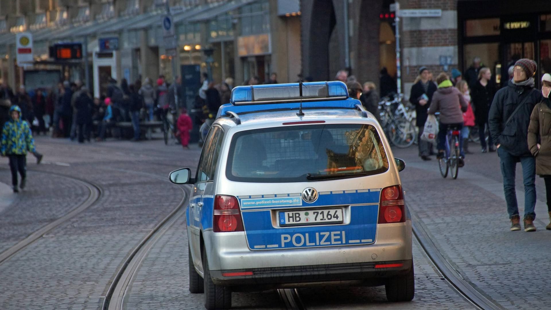 Einsatzwagen in Bremen (Archivbild): In der Hansestadt hat ein Rentner seine Frau überfahren. Einsatzwagen in Bremen (Archivbild): In der Hansestadt hat ein Rentner seine Frau überfahren.