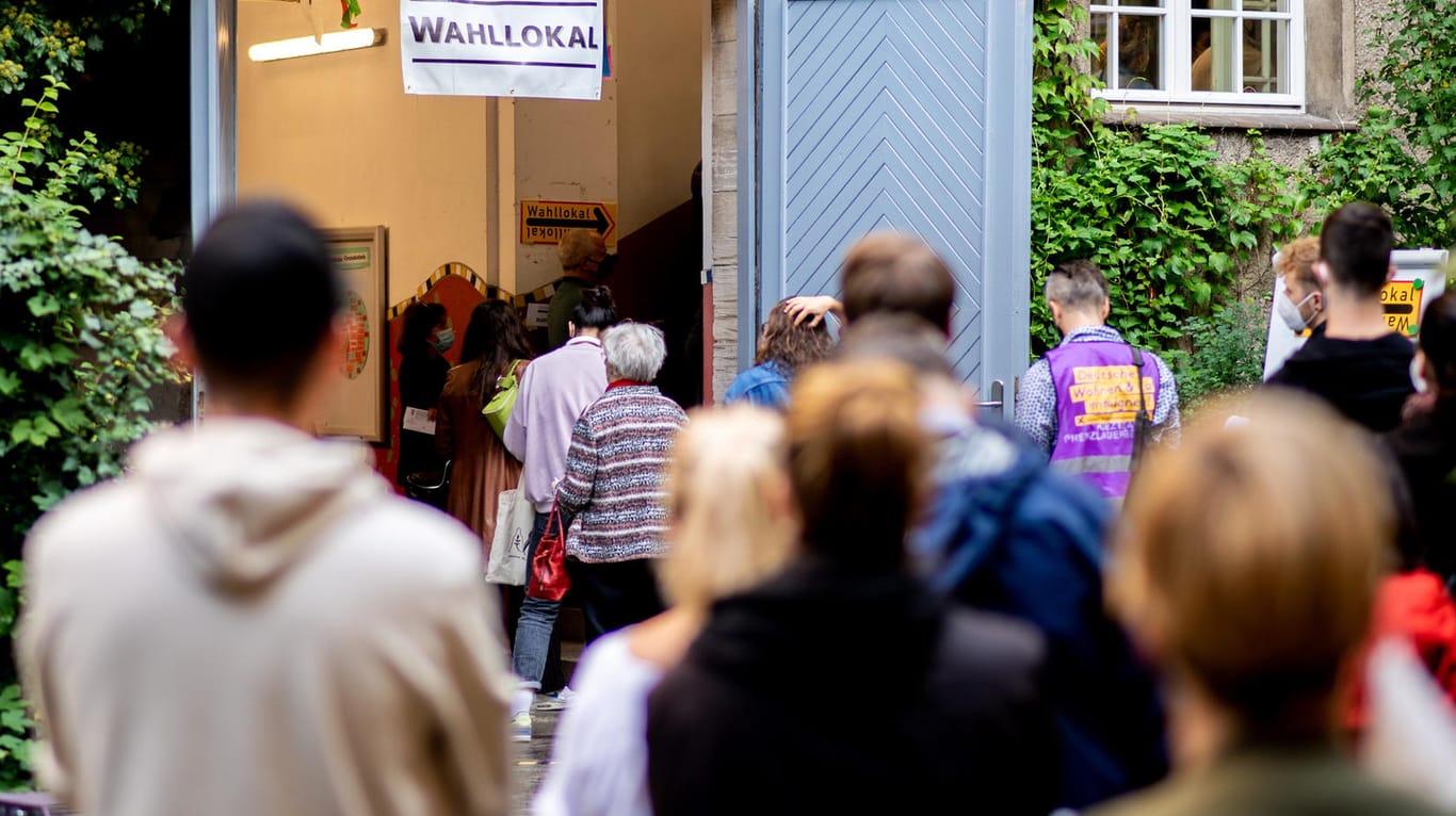 Lange Schlange vor einem Wahllokal im Stadtteil Prenzlauer Berg: Für manche Menschen sei das Wahlchaos sicher "schrecklich" gewesen, sagte Landeswahlleiterin Petra Michaelis.