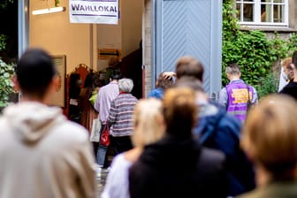 Lange Schlange vor einem Wahllokal im Stadtteil Prenzlauer Berg: Für manche Menschen sei das Wahlchaos sicher "schrecklich" gewesen, sagte Landeswahlleiterin Petra Michaelis.