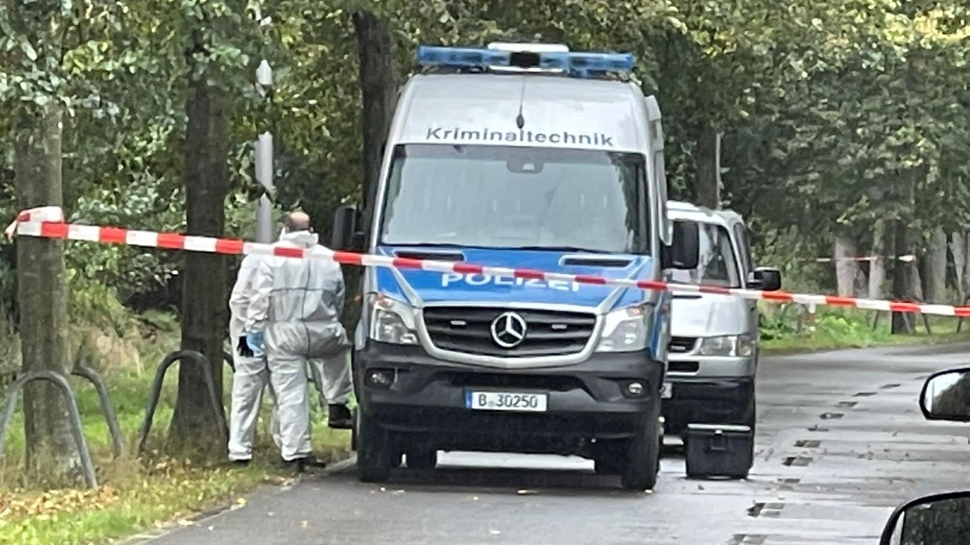 Die Einsatzkräfte am Fundort der Leiche in Malchow: Nach ersten Informationen ist bereits ein Tatverdächtiger festgenommen worden.