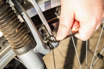 Fahrrad-Wartung: Schrauben ja, aber nur, wenn man weiß, was man tut - das gilt insbesondere für die Bremsen.