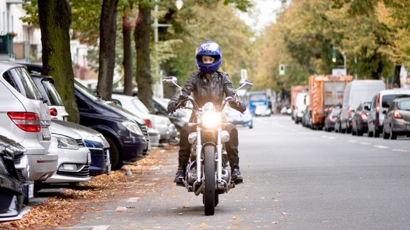 Motorradfahren in der kalten Jahreszeit ist aufgrund verschiedener Einflussfaktoren besonders gefährlich.
