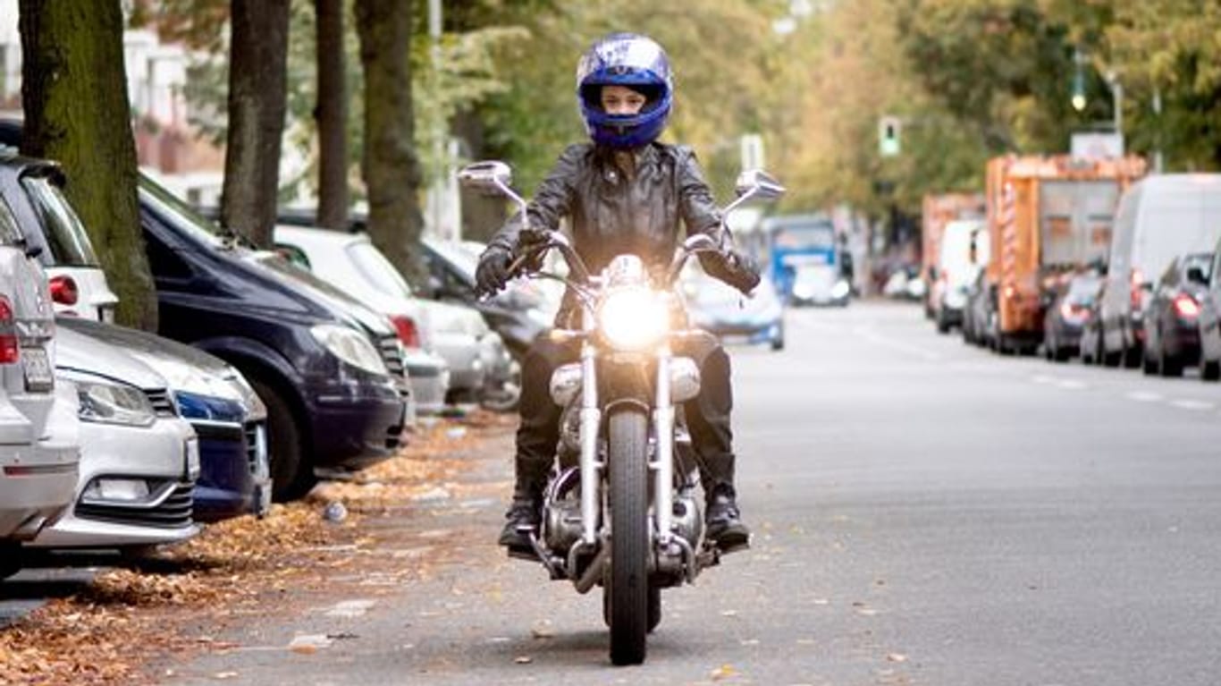 Motorradfahren in der kalten Jahreszeit ist aufgrund verschiedener Einflussfaktoren besonders gefährlich.