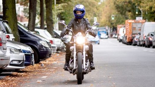 Motorradfahren in der kalten Jahreszeit ist aufgrund verschiedener Einflussfaktoren besonders gefährlich.