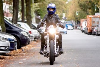 Motorradfahren in der kalten Jahreszeit ist aufgrund verschiedener Einflussfaktoren besonders gefährlich.