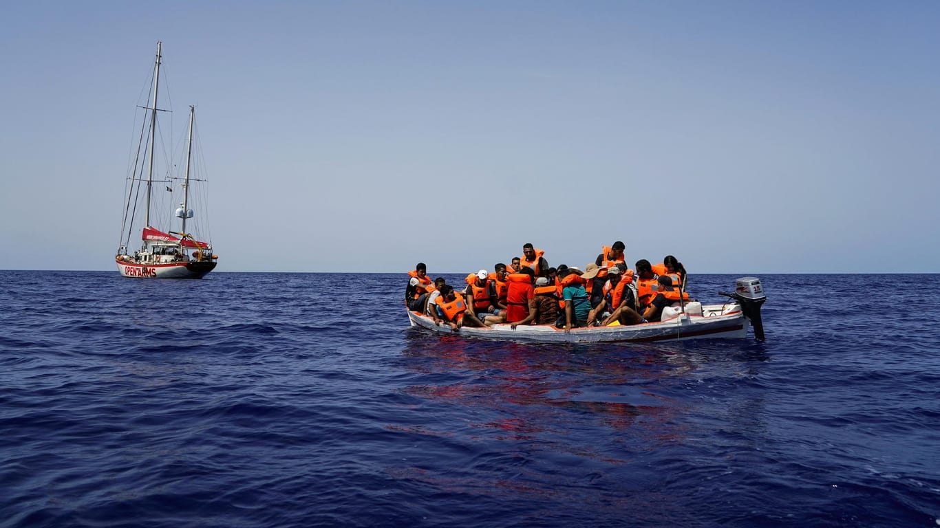 Migranten in einem Boot vor Lampedusa: Immer wieder erreichen Menschen aus Tunesien, Libyen, Marokko oder Syrien die Küste Italiens (Symbolbild).