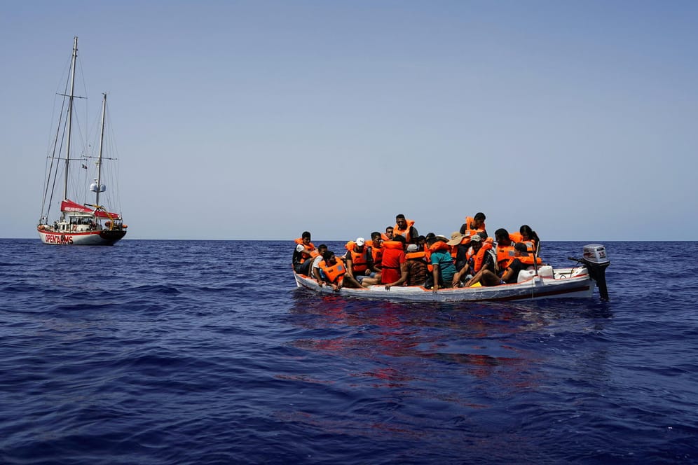 Migranten in einem Boot vor Lampedusa: Immer wieder erreichen Menschen aus Tunesien, Libyen, Marokko oder Syrien die Küste Italiens (Symbolbild).