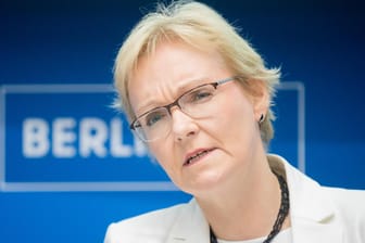 Petra Michaelis, Berliner Landeswahlleiterin, spricht bei einer Pressekonferenz anlässlich der Wahl zum Berliner Abgeordnetenhaus: Personelle Konsequenzen zog sie am Montag nicht in Betracht.