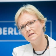 Petra Michaelis, Berliner Landeswahlleiterin, spricht bei einer Pressekonferenz anlässlich der Wahl zum Berliner Abgeordnetenhaus: Personelle Konsequenzen zog sie am Montag nicht in Betracht.