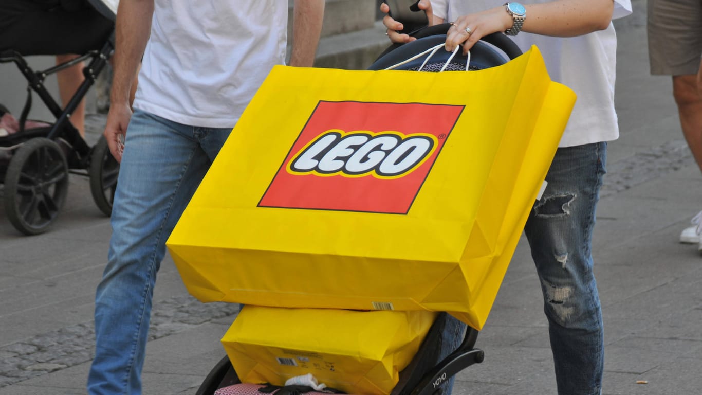 Menschen mit Lego-Einkaufstüten (Symbolbild): Die Bauklötze waren schon während der Pandemie äußerst beliebt, nun konnte das Unternehmen seinen Gewinn verdoppeln.