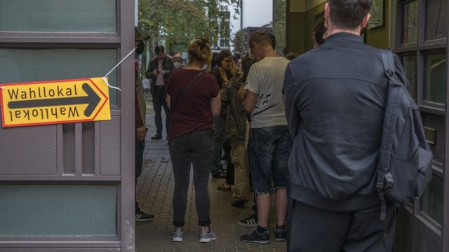 Warteschlange vor Wahllokal in Berlin Warteschlange vor Wahllokal in Berlin