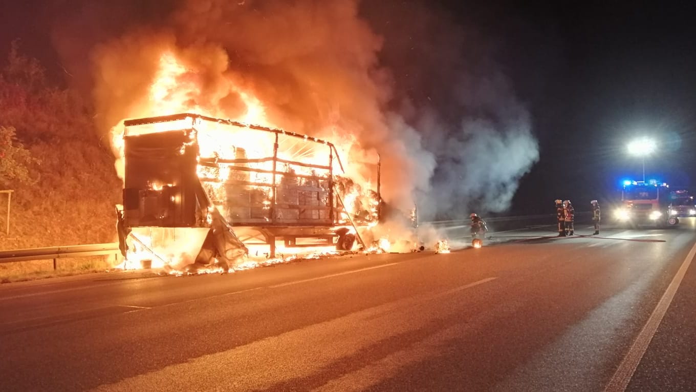 Der brennende Sattelauflieger: Der Fahrer hatte die Zugmaschine zuvor noch abkoppeln können. Der brennende Sattelauflieger: Der Fahrer hatte die Zugmaschine zuvor noch abkoppeln können.