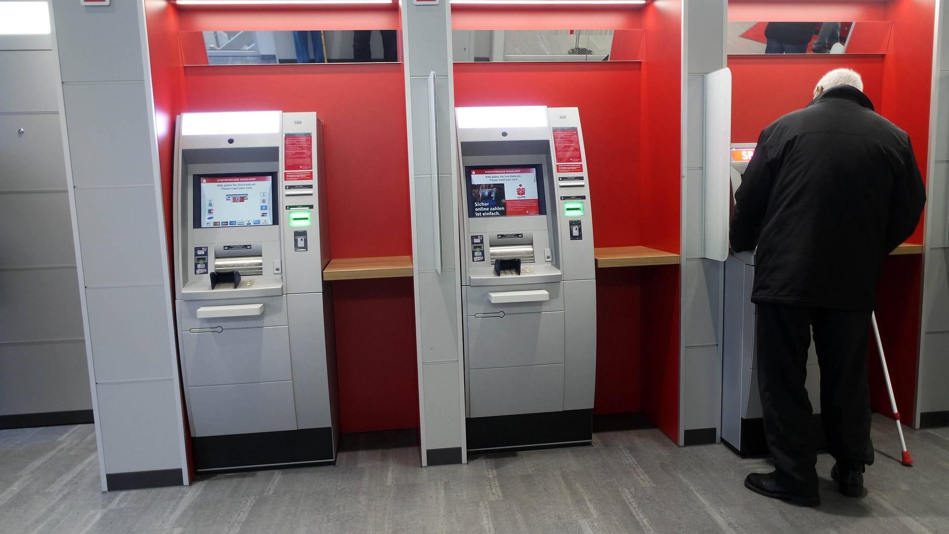 Geldautomaten einer Bankfiliale (Symbolbild): Betrüger haben Geld von einem älteren Mann erbeutet. Geldautomaten einer Bankfiliale (Symbolbild): Betrüger haben Geld von einem älteren Mann erbeutet.