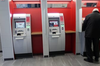 Geldautomaten einer Bankfiliale (Symbolbild): Betrüger haben Geld von einem älteren Mann erbeutet.