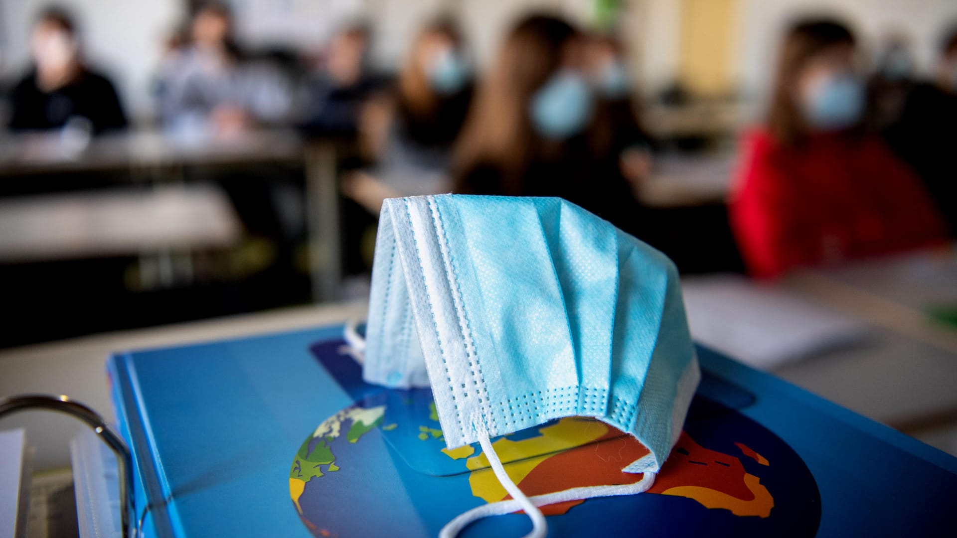 Schüler mit Masken (Archivbild): In Berlin fällt am kommender Woche die Maskenpflicht.